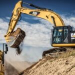 Traktor, kombájn, markoló követés